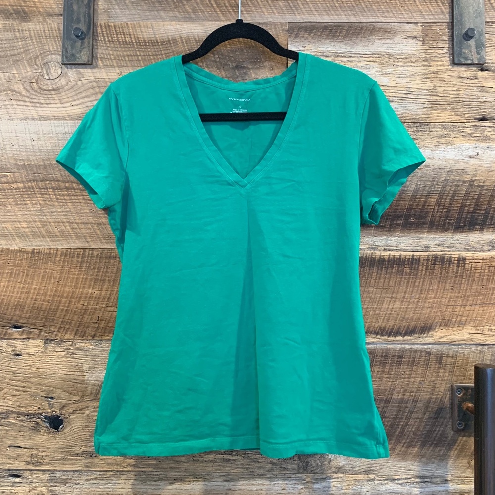 EUC - Banana Republic Factory - V-Neck Tee - Kelly Green - L